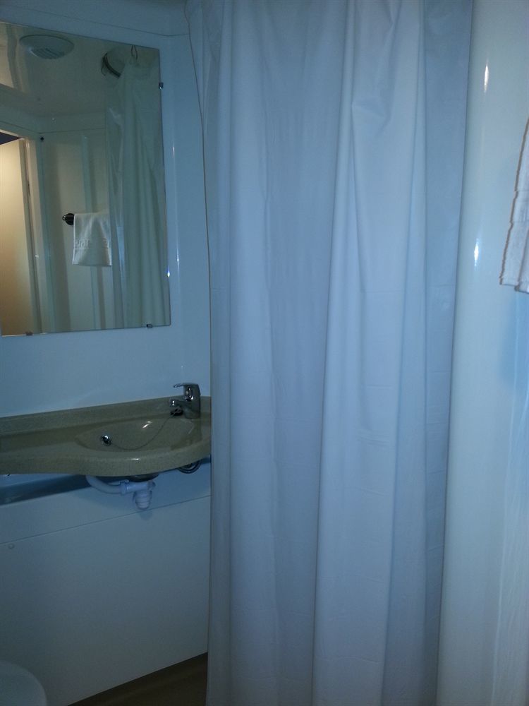 Auberge De Jeunesse Hi Bordeaux-Blanquefort - Ex Otellia Bagian luar foto